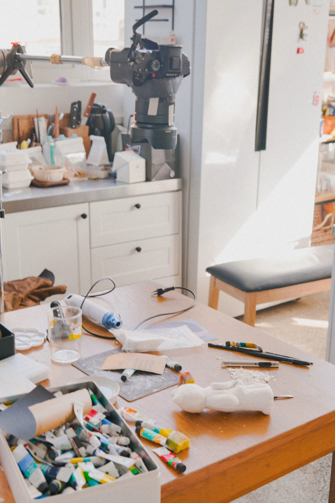 Mesa de trabalho com materiais artísticos em foto do Unsplash